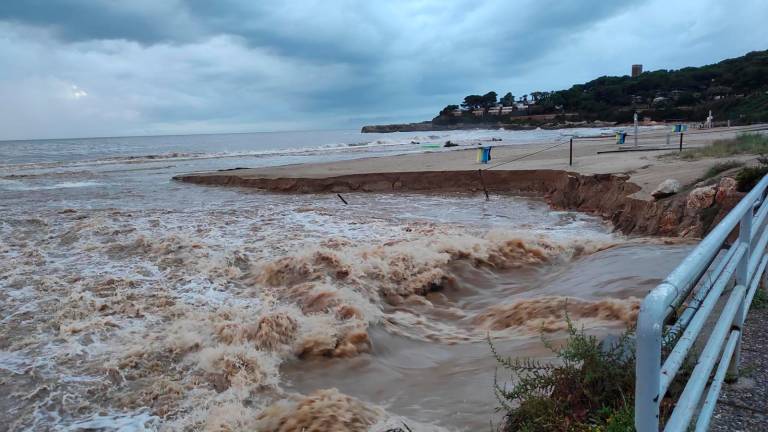 La desebocadura del canal de La Móra en la playa. Foto: DT