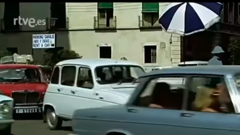 Coches circulando durante el año 1969. Foto: Captura del vídeo de RTVE