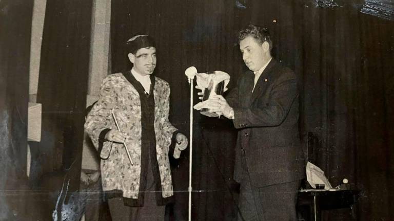 Lluís M. Pagès i Eduard Boada, en un número de màgia al Festival de varietats de la caserna el 1958. foto: casa boada