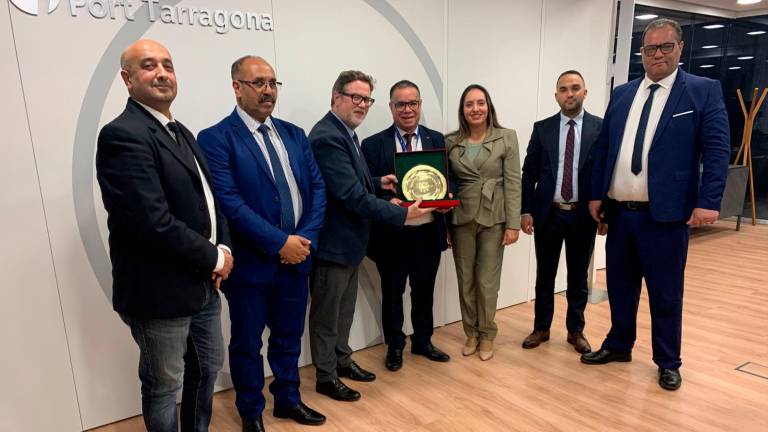 La Cónsul General de Marruecos en Tarragona, Ikram Chanine, y el president del Port, Santiago Castellà, junto a miembros de la Cámara de Artesanía de Tánger-Tetuan-Alhucemas. FOTO: CEDIDA