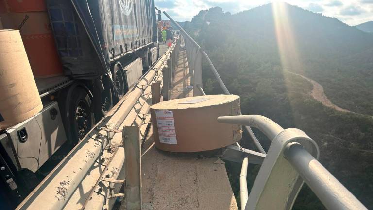 $!El camionero que quedó a un suspiro de caer por un puente en Tarragona