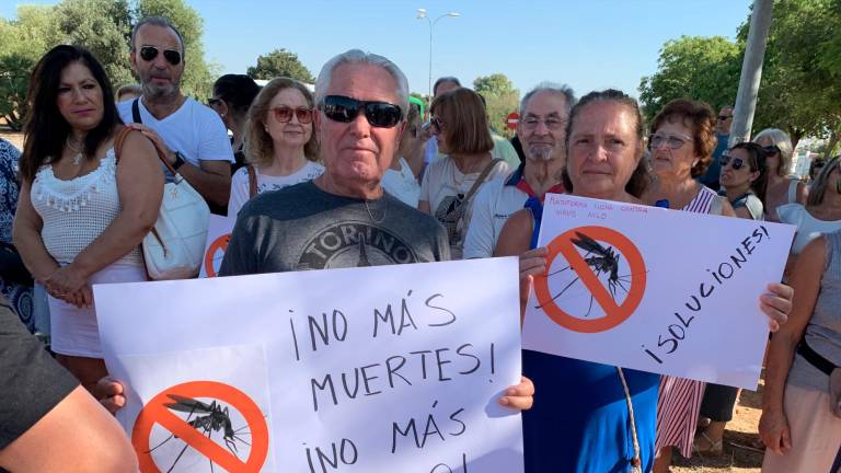 Parte de las casi 2.000 personas que se concentraron este lunes en la localidad sevillana de La Puebla del Río para pedir a la Junta de Andalucía que actúe contra la «epidemia» de virus del Nilo en la comarca. Foto: EFE