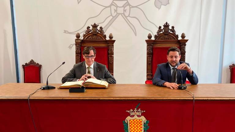 Salvador Illa, junto a Rubén Viñuales en el ayuntamiento. Foto: Octavi Saumell