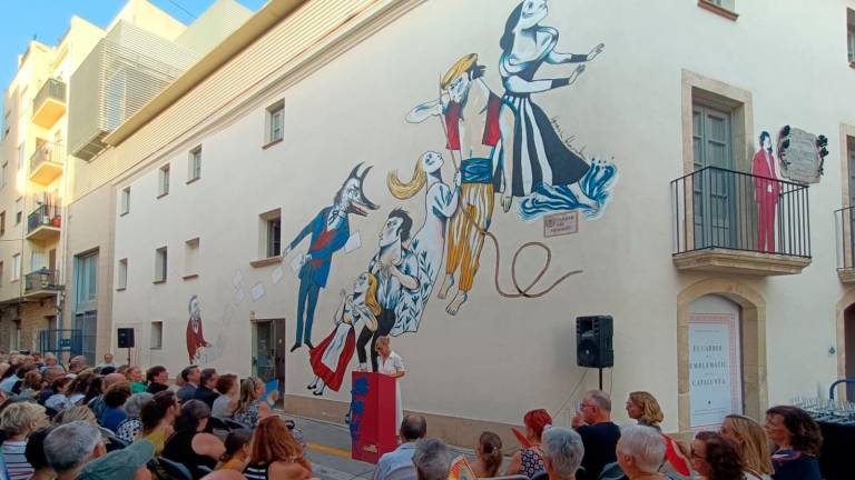 $!El mural plasma los personajes de las obras más célebres de Guimerà.