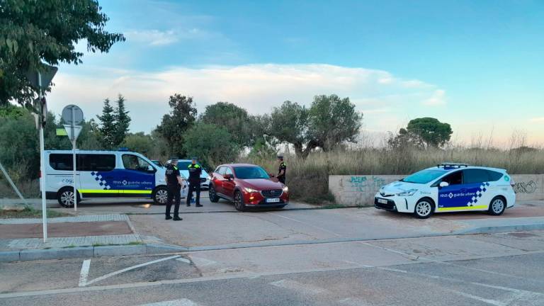 Un control de Guàrdia Urbana de Reus en uno de los accesos a la urbanización Aigüesverds. FOTO: Ayuntamiento de Reus/Cedida