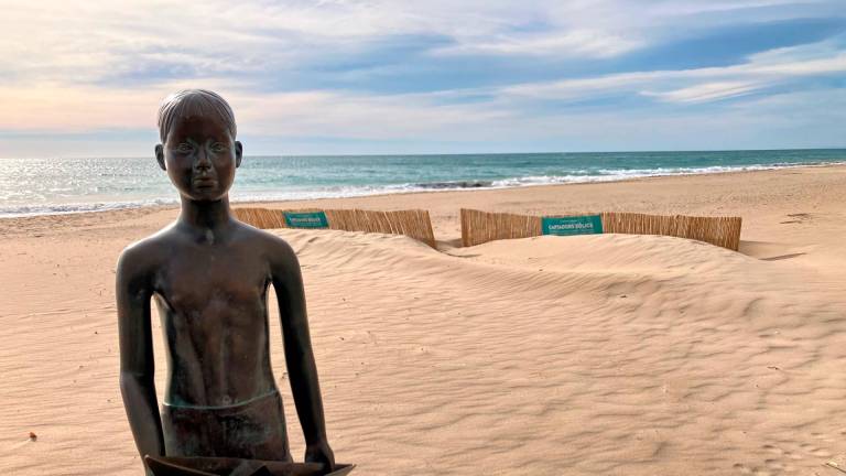 $!La playa de Calafell con el monumento que recuerda a las Colonias de Vilamar.