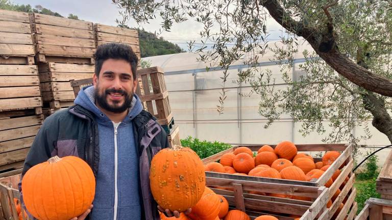 Magí Pié con un par de calabazas como las preferidas para Halloween. FOTO: JMB