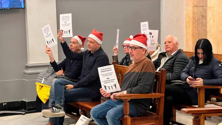 ‘Overbooking’ de protestes al ple de Reus: veïns de Mas Iglesias, treballadors de la funerària i artistes de carrer es queixen