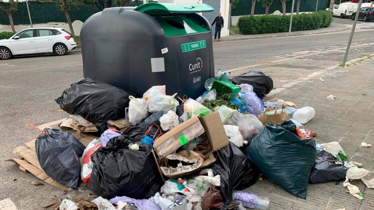 $!Hay vecinos que lanzan las basuras en la calle.