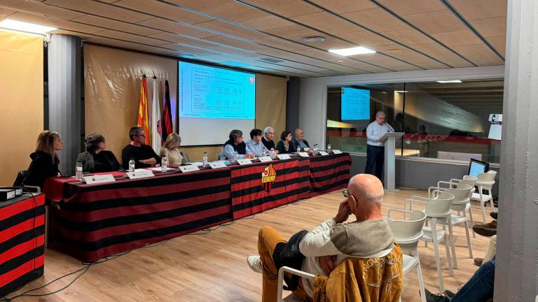 La junta directiva, durante la asamblea del Reus Deportiu. FOTO: Cedida