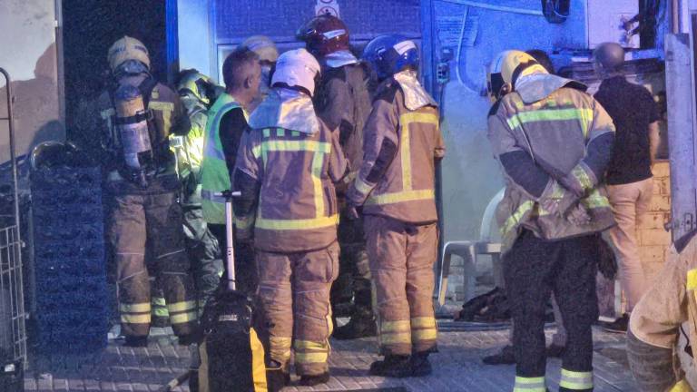 Bomberos trabajan en el incendio. Foto: Cedida