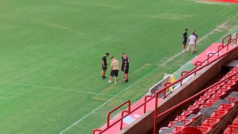 Jaume Jardí, de marrón, charla con el cuerpo técnico del Nàstic encabezado por Dani Vidal con Ivan Moreno y Jordi Abella tras el entrenamiento de la tarde del lunes. Foto: Cedida