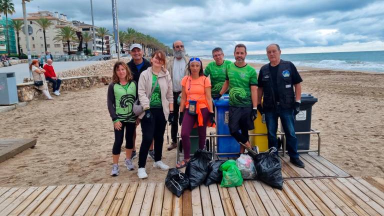 Los voluntarios que participaron en la limpieza.