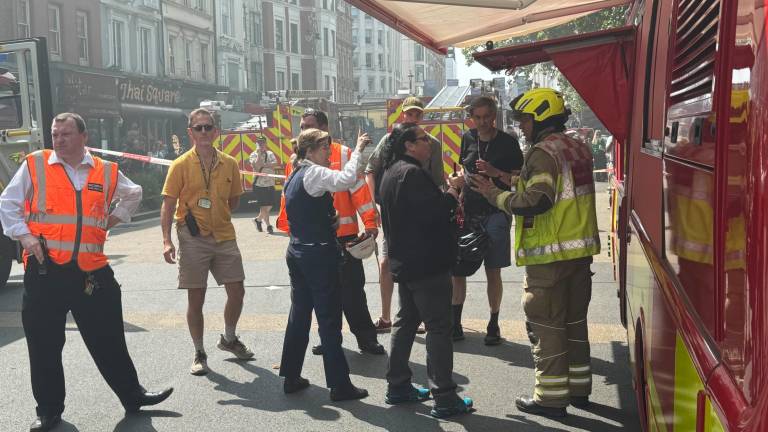 Diez camiones de bomberos y 70 efectivos se desplazaron este sábado para responder a un incendio en el emblemático edificio de Somerset House, situado en el centro de Londres y a orillas del río Támesis. Foto: EFE