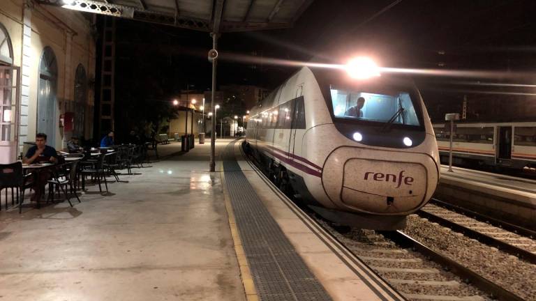 El Avant en la estación de Tortosa, poco antes de salir hacia Barcelona, en el primer día del caos ferroviario. FOTO: Sílvia Fornós