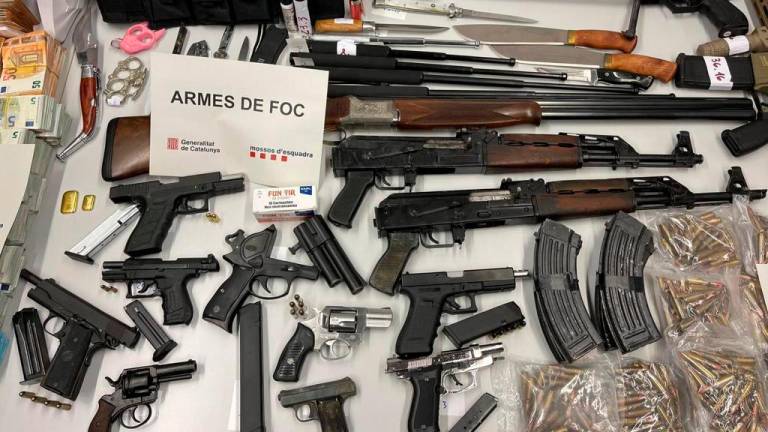 Armas de fuego decomisadas por el cuerpo de Mossos d’Esquadra durante uno de sus operativos contra el narcotráfico. Foto: Mossos d’Esquadra