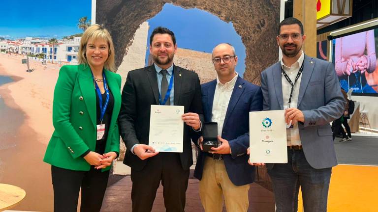 La concejala Montse Adan; el alcalde, Rubén Viñuales; el CEO de Biosphere Madrid, Alberto Quintanilla; y el concejal Nacho García. Foto: Cedida