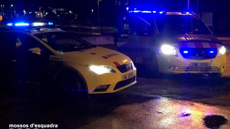 Dos coches policiales de los Mossos. FOTO: CEDIDA