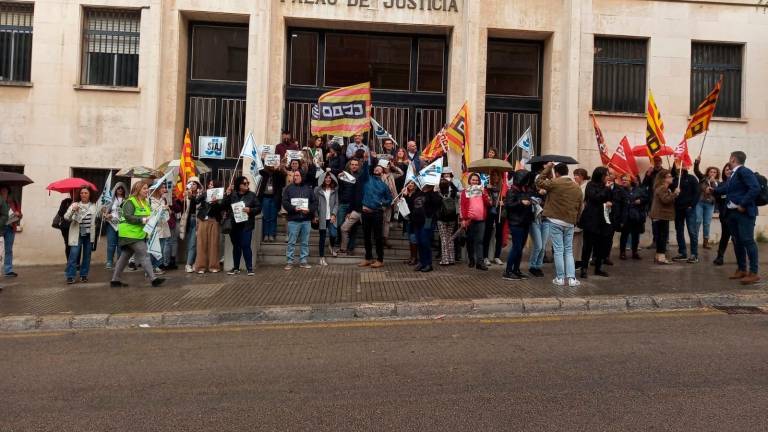 Concentración durante estos días de los trabajadores de la administración de justicia ante el Palau de Justícia de Tarragona. foto: ccoo