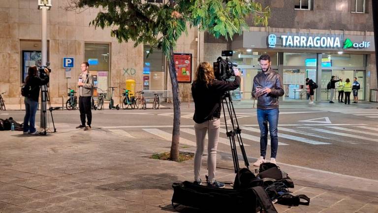 El despliegue de periodistas en la estación ha comenzado antes del amanecer y ha durado toda la mañana. Foto: Norián Muñoz