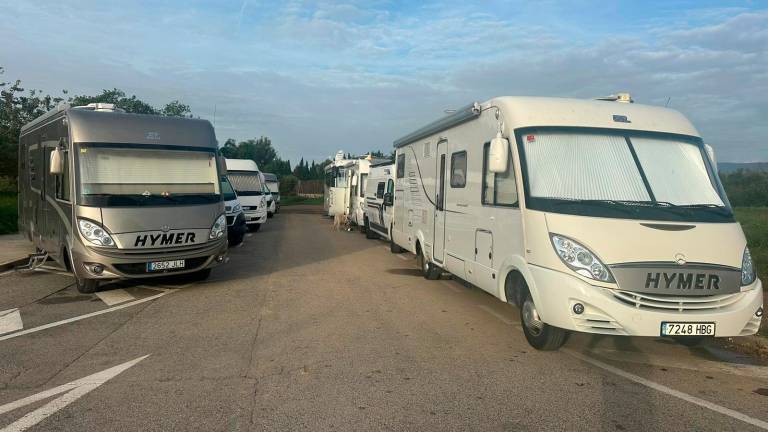 $!El grup de caravanistes que va visitar Reus a principis de novembre van poder fer estada a la zona de les Piscines Municipals. FOTO: Cedida