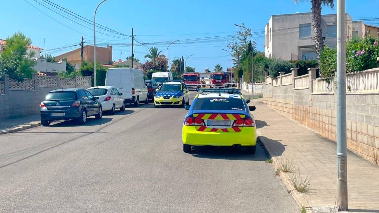 La Policía Local de Torredembarra y Bombers, en la calle Xabec. Foto: cedida