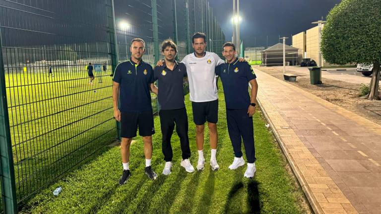 $!Gerard Nus (segundo por la izquierda) junto con sus asistentes en Catar: Basel Bawal, preparador físico, Pablo Doñate, entrenador de porteros y Jordi Benavent, asistente. Foto: Cedida