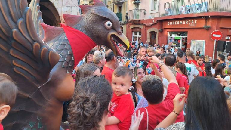 Los niños rodean a la Víbria. Foto: Norián Muñoz