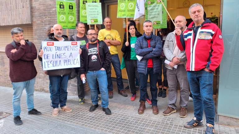 Representantes sindicales delante de los Serveis Territorials. Foto: N.M.