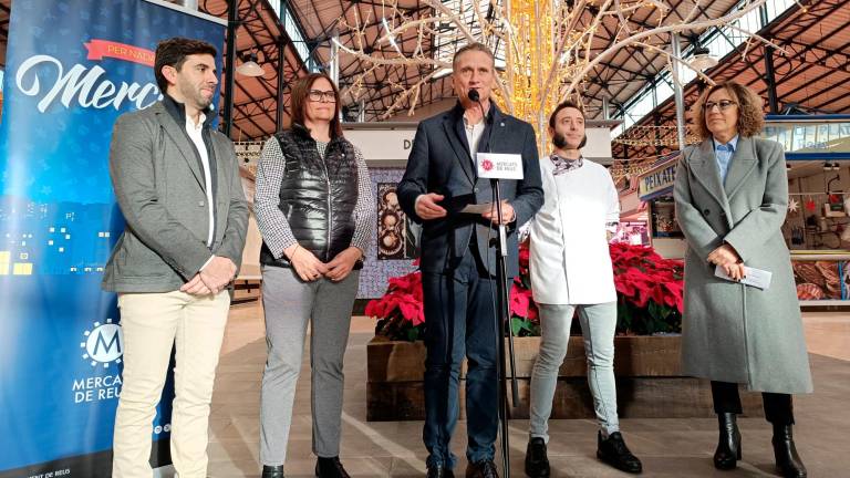 D’esquerra a dreta, Daniel Marcos, Mar Escoda, Josep Baiges, Ildefons Vidal i Maria Jesús Querol, aquest matí al Mercat Central presentant la campanya de Nadal. FOTO: Aj. de Reus