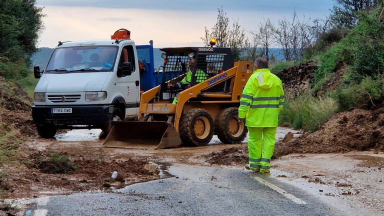 Los operarios en el acceso a Picamoixons. Foto: DT