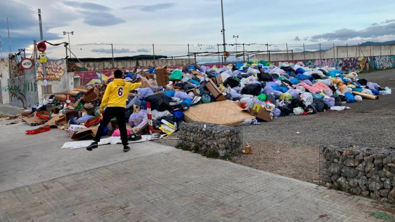 Los vecinos llevan la basura a las áreas de emergencia. FOTO: JMB