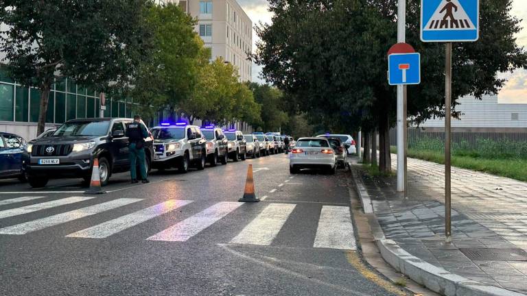 Los vehículos de la Guardia Civil. Foto: P.J. Armengou