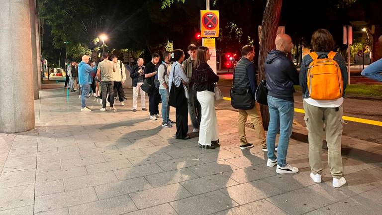 Usuarios esperando el autobús esta mañana en la Avinguda Roma de Tarragona. Foto: Carla Pomerol