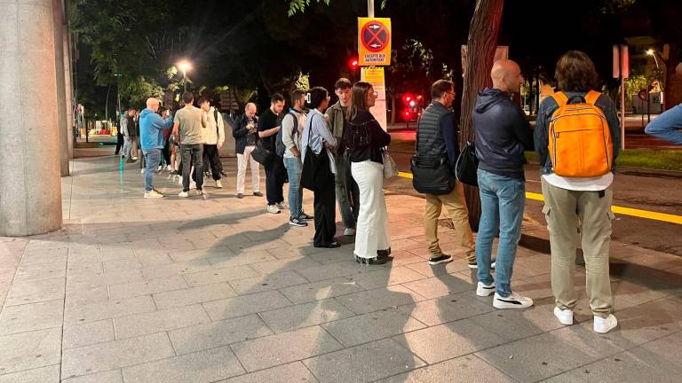 A las seis de la mañana, había colas para entrar en los autobuses. Foto: C. Pomerol