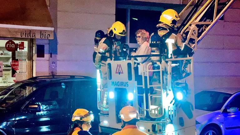 $!Un fuego arrasa un piso del centro de Reus y obliga a evacuar todo el edificio