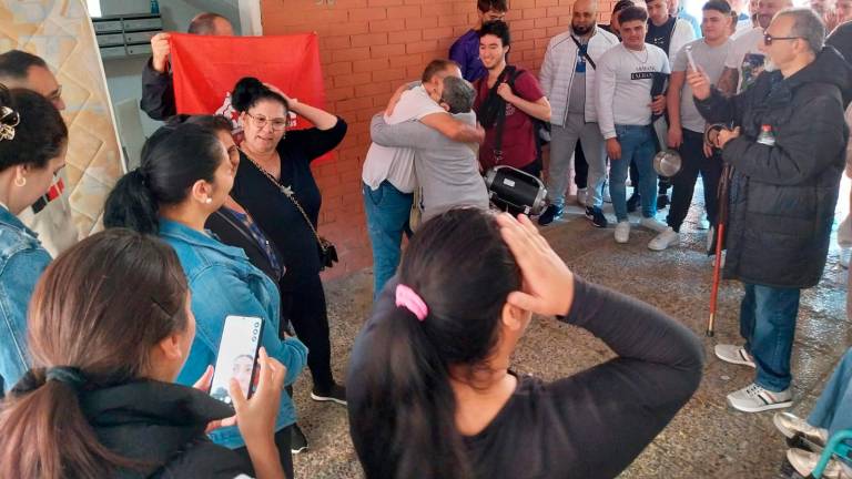 Jose abrazado, después de conseguir parar el desahucio rodeado de un centenar de personas. FOTO: M.P.