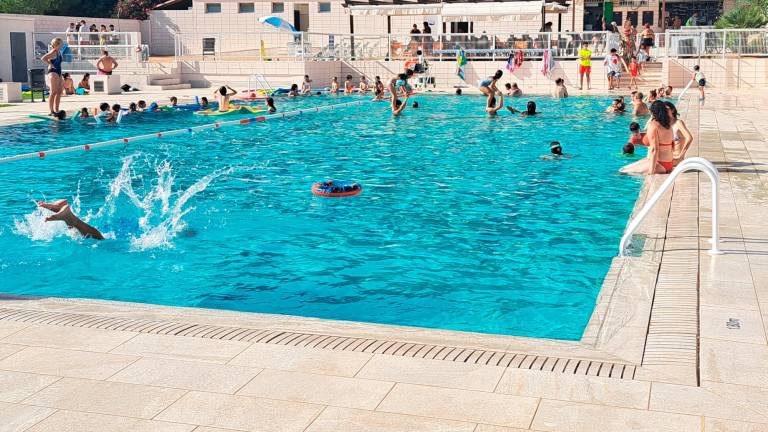 La piscina de Altafulla está lista para la temporada de verano. Foto: Joan Boronat