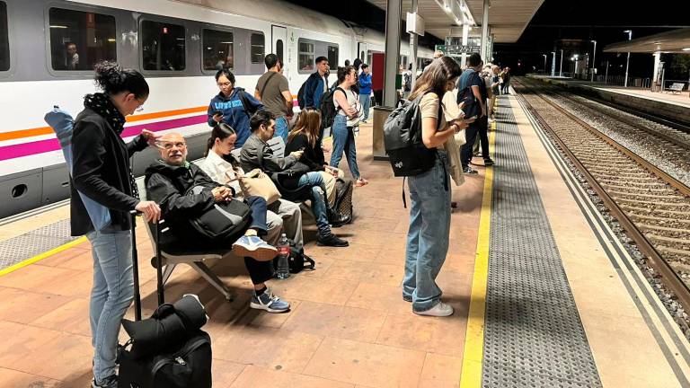 Usuarios esperando en la esta mañana en la estación de Reus. Foto: Alfredo González