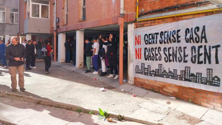 $!Un centenar de personas han apoyado a la familia de Jose y han mostrado su fuerza para evitar el desahucio. FOTO: M.P.