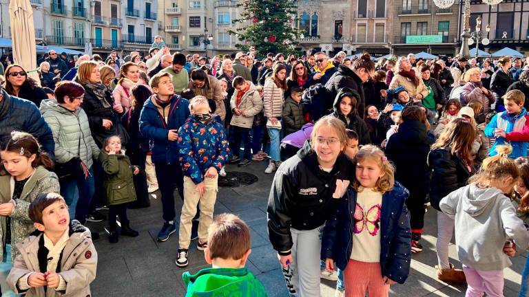 $!Les famílies esperant l’aparició de l’Home dels Nassos al balcó de l’ajuntament i la pluja de caramels. foto: Alfredo González