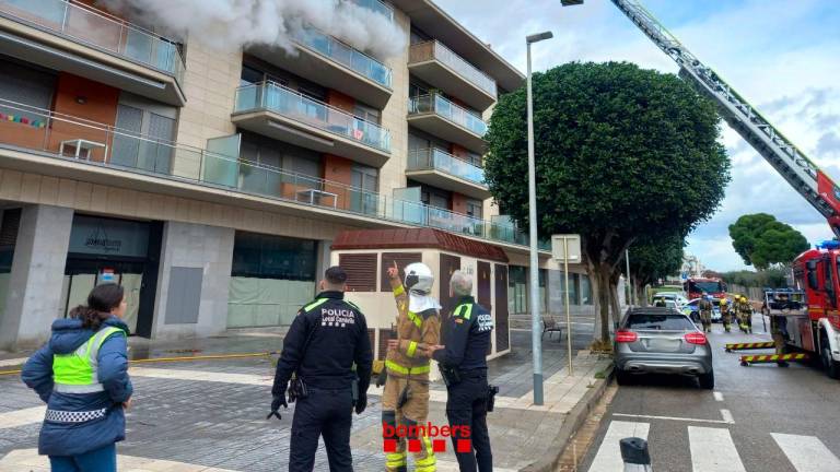 Imagen de los servicios de emergencia frente al edificio incendiado. Foto: Bombers