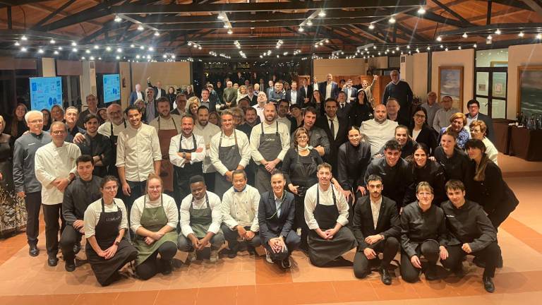 Los chefs participantes en la iniciativa, así como otros trabajadores que se ofrecieron para ayudar de forma altruista con el objetivo de volcarse con Valencia. FOTO: HÉLDER MOYA