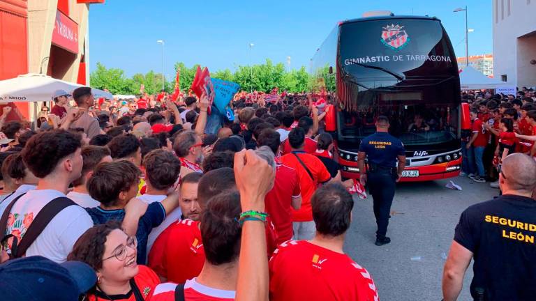 La afición del Nàstic, de 10 en el recibimiento a los suyos. Foto: Pere Ferré