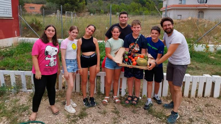 Joves participants amb les primeres collites de l’hort. Foto: Cooperativa Terram