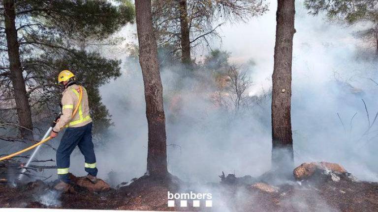 Un bombero durante la extinción del incendio. Foto: Bombers