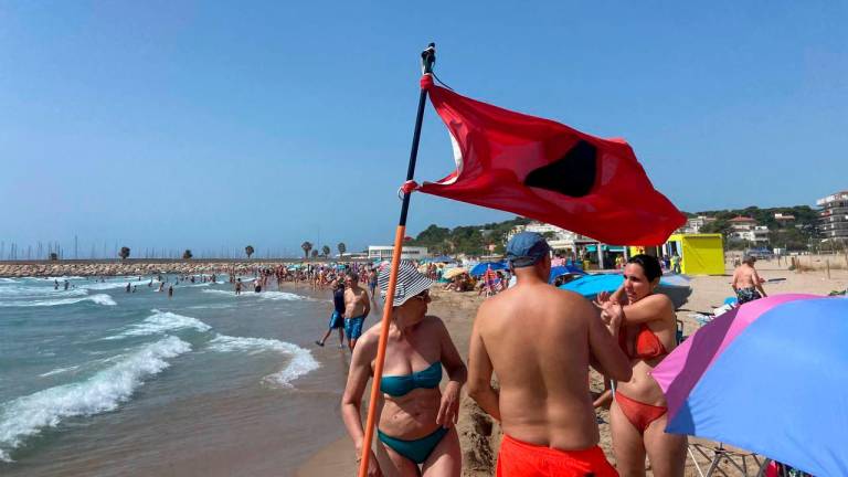 La Platja de la Paella de Torredembarra luce la bandera roja. Foto: DT