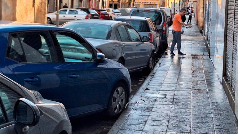 Vecinos de la calle Smith limpiando barro, tras la última dana de inicios de noviembre. foto: N.M.