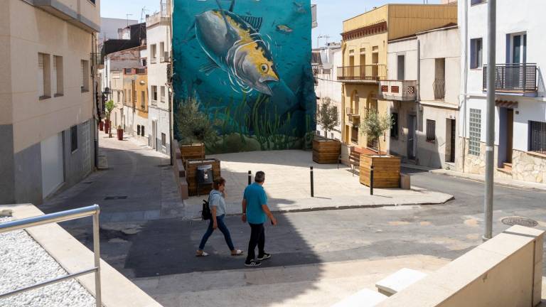 A la plaça de l’Olivera ja hi ha un gran mural amb un vaixell i una tonyina. Foto: J. Revillas