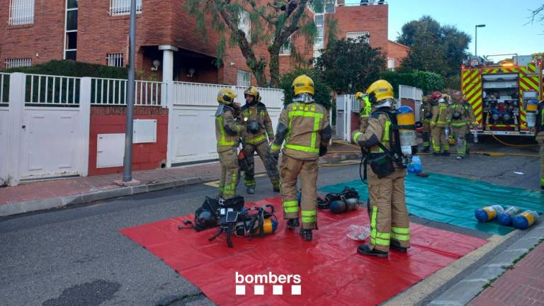 Bomberos trabajan en el incendio de Cala Romana. Foto: Bombers